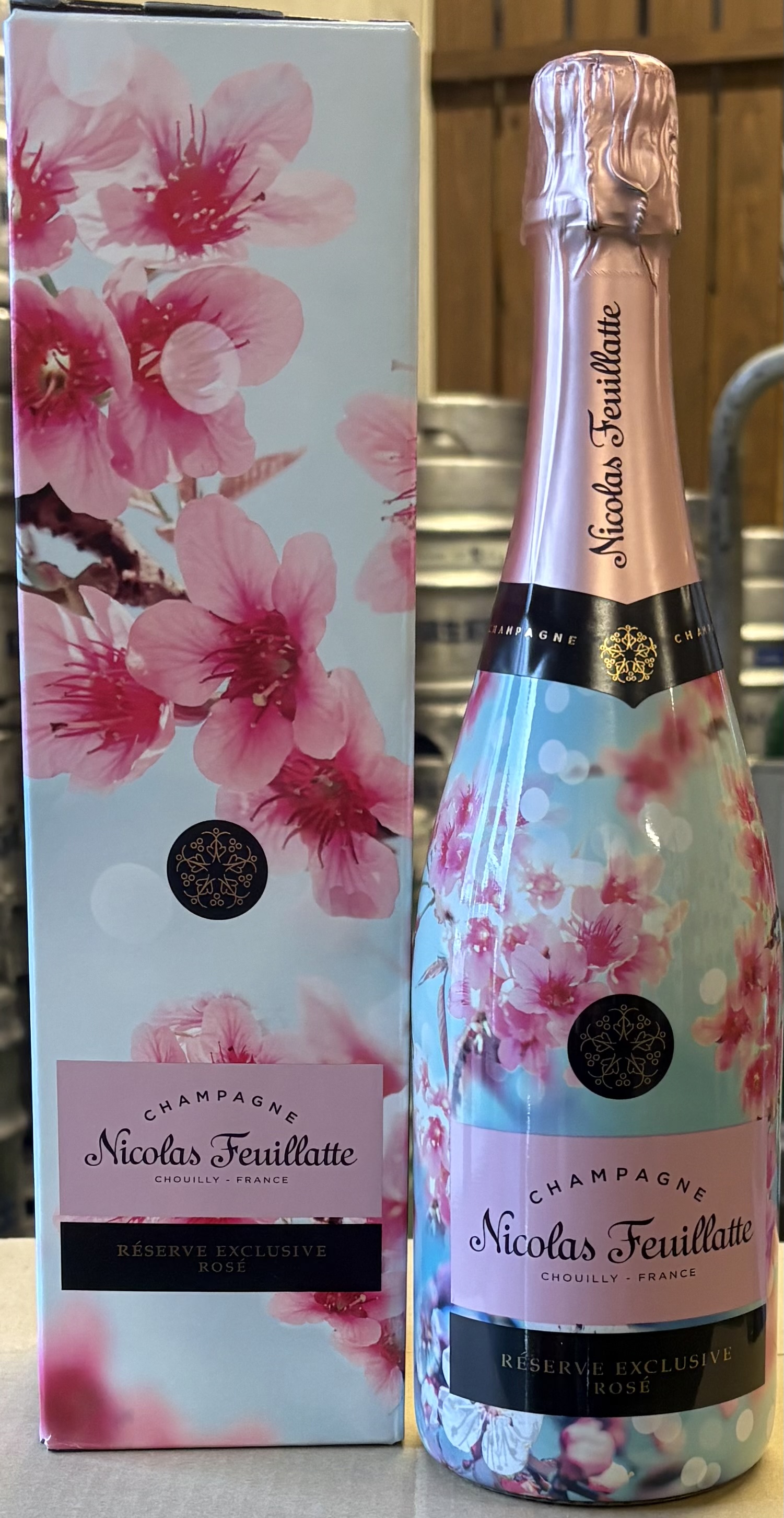 サクラのラベルのシャンパンが入荷しました。